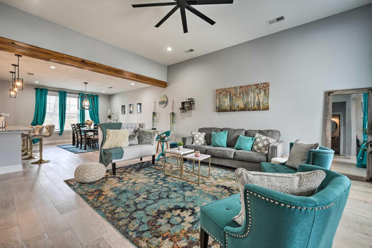 Holiday home Chic With Deck About 2 Mi To Dtwn! *