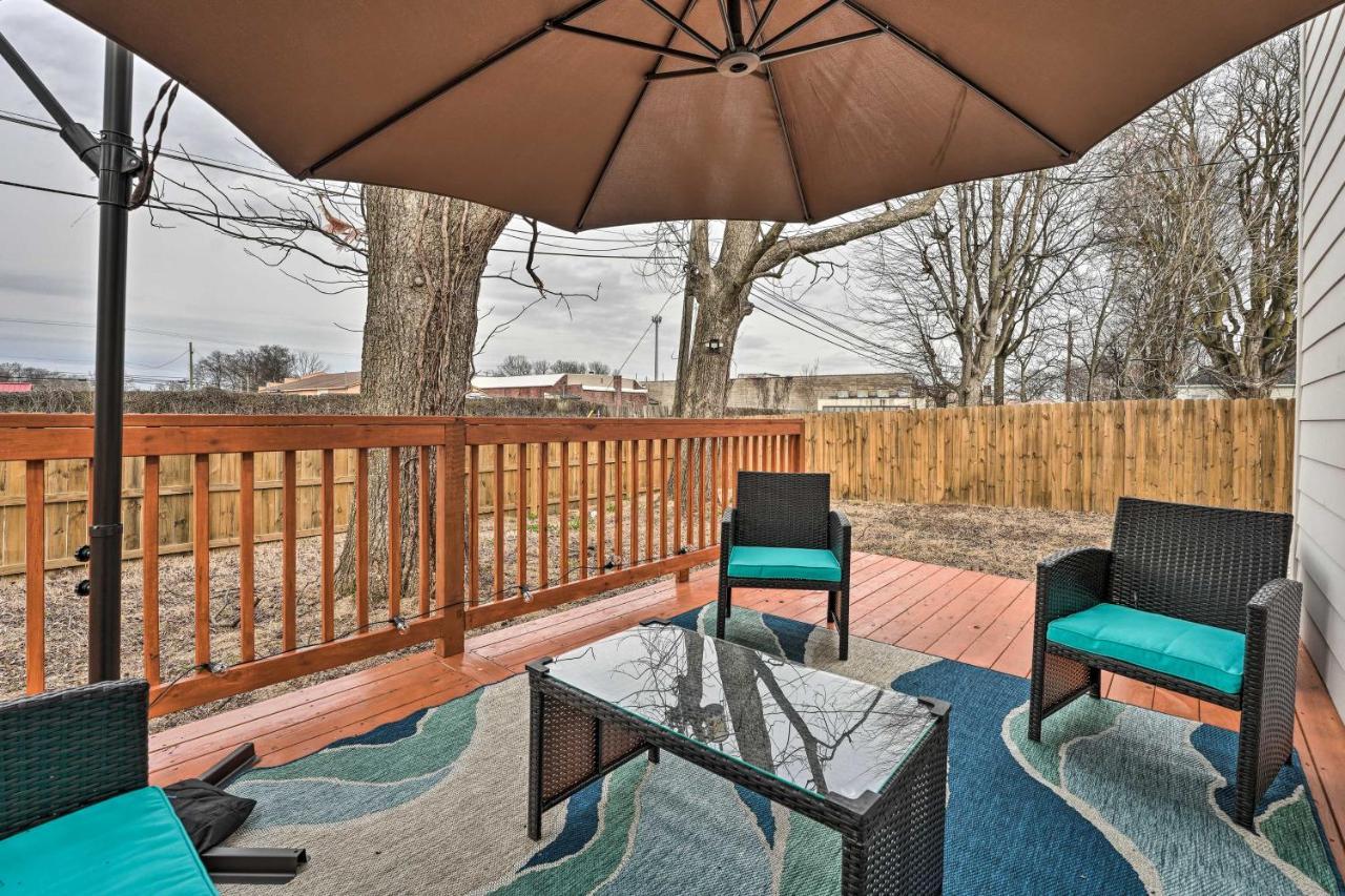 Holiday home Chic With Deck About 2 Mi To Dtwn!
