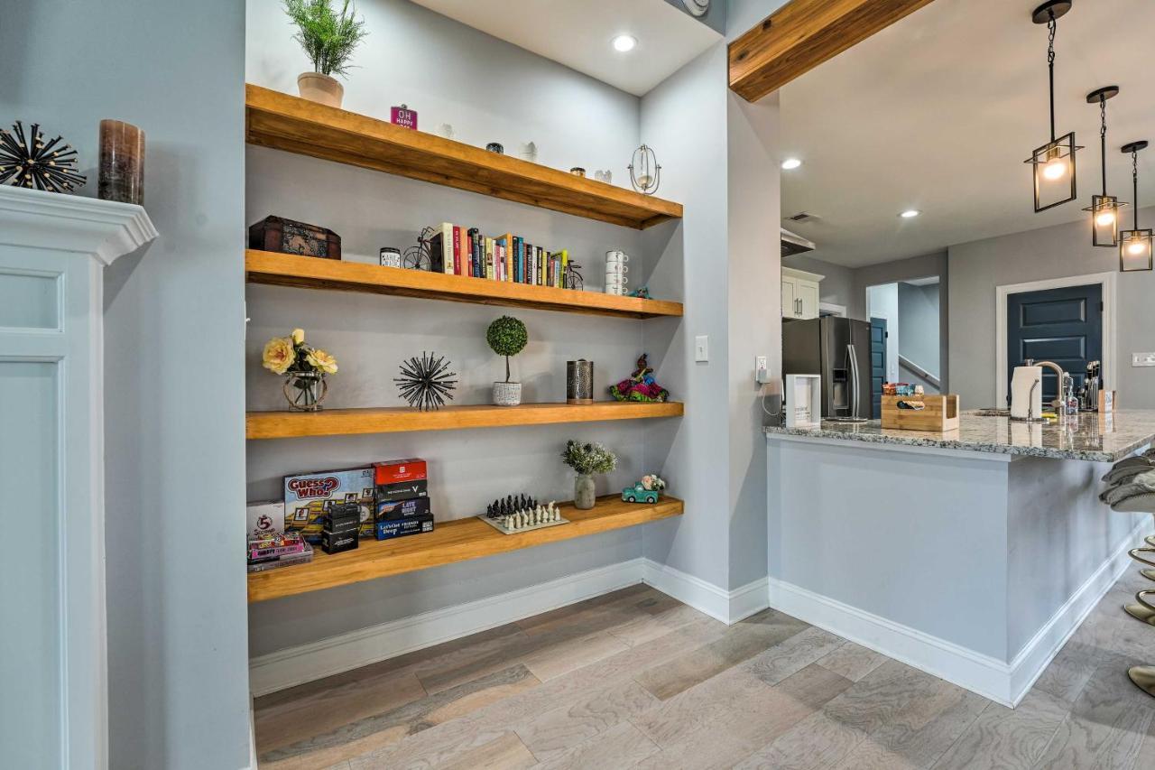 Holiday home Chic With Deck About 2 Mi To Dtwn! *