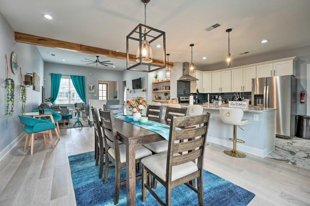 Chic With Deck About 2 Mi To Dtwn! Holiday home *