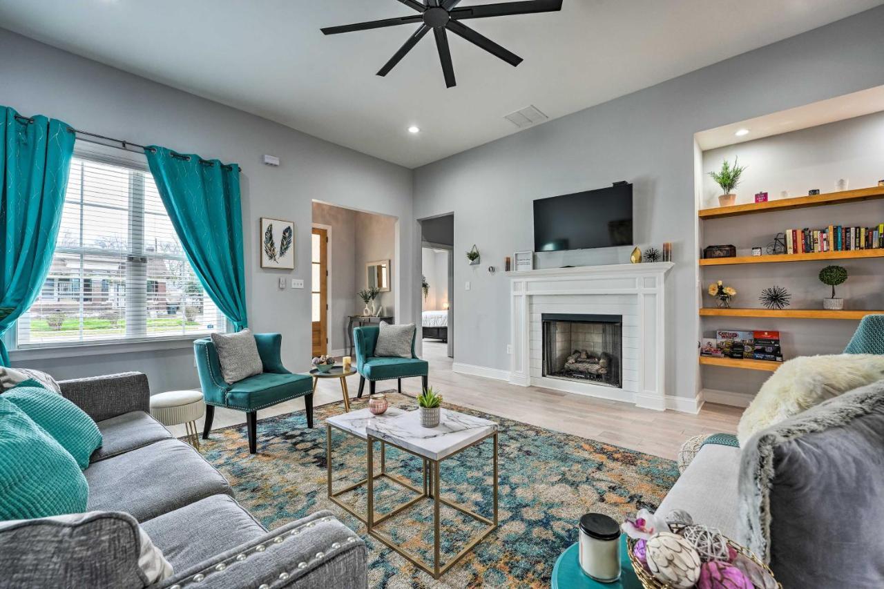 Holiday home Chic With Deck About 2 Mi To Dtwn! *