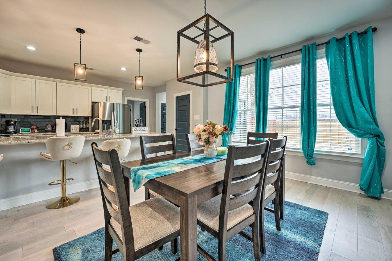 Holiday home Chic With Deck About 2 Mi To Dtwn! Memphis