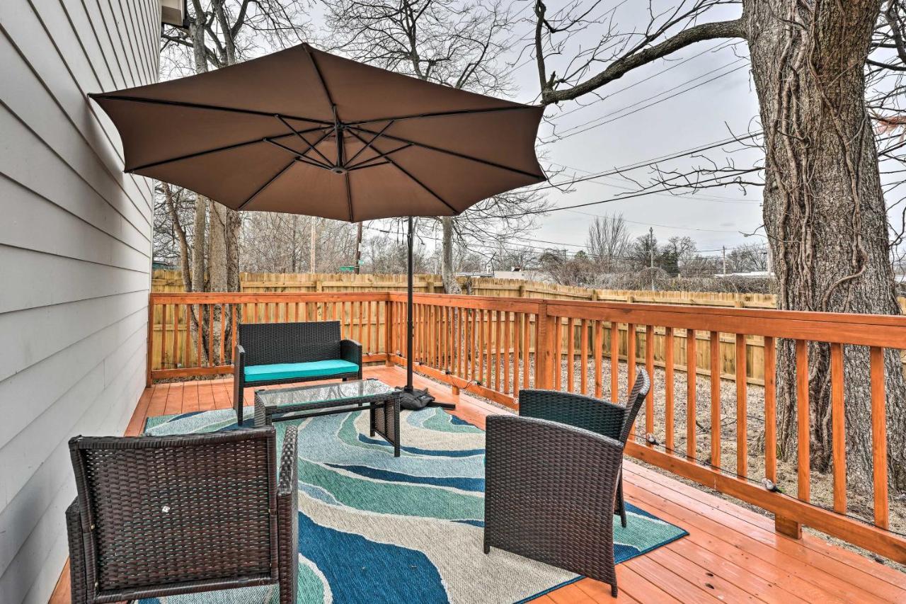 Holiday home Chic With Deck About 2 Mi To Dtwn! Memphis