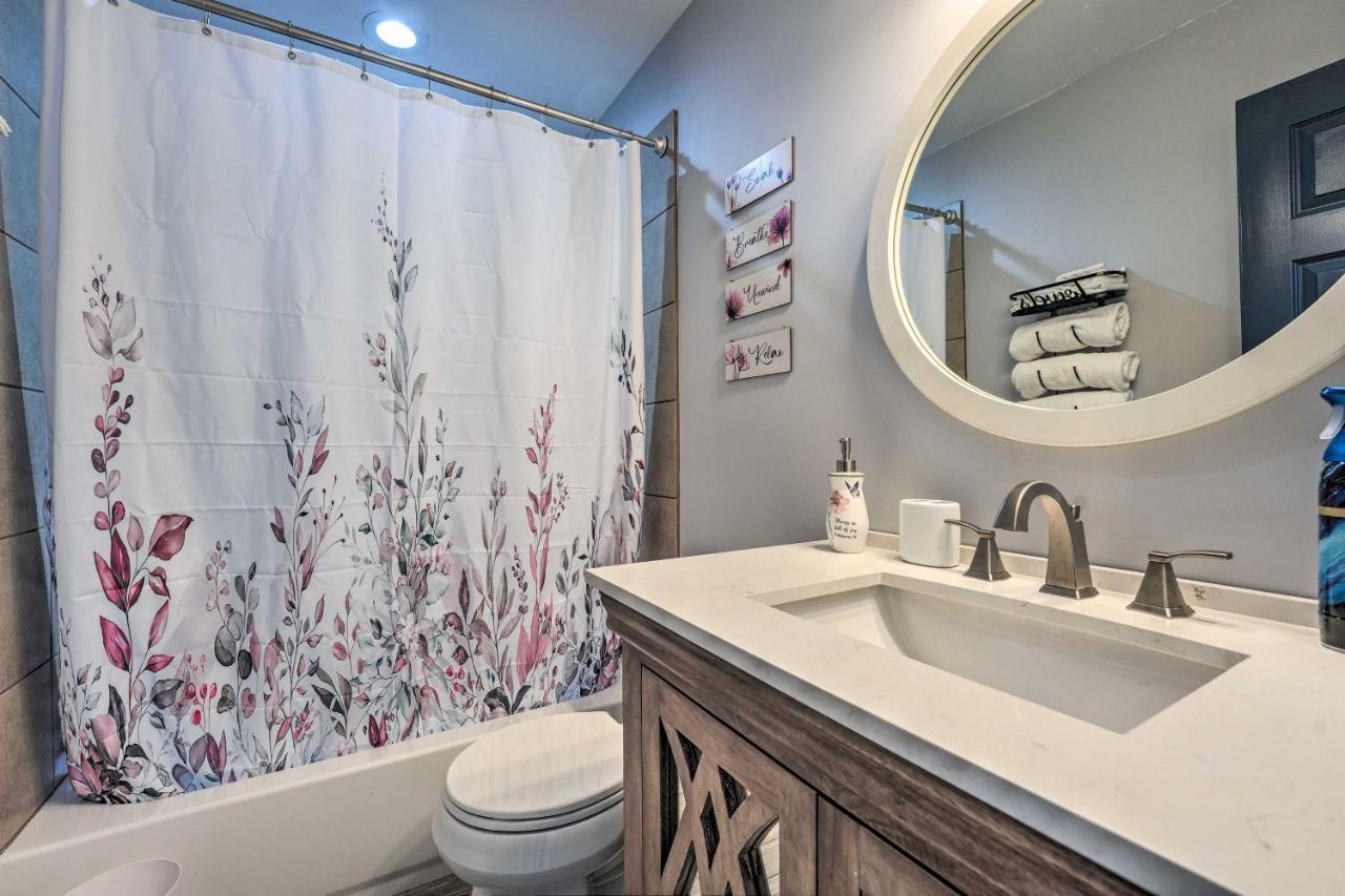 Chic With Deck About 2 Mi To Dtwn! Holiday home Memphis