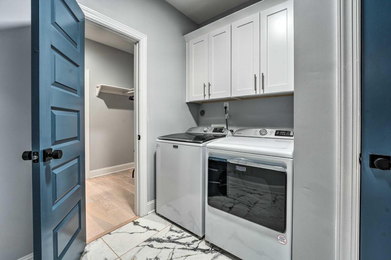 Chic With Deck About 2 Mi To Dtwn! Holiday home *