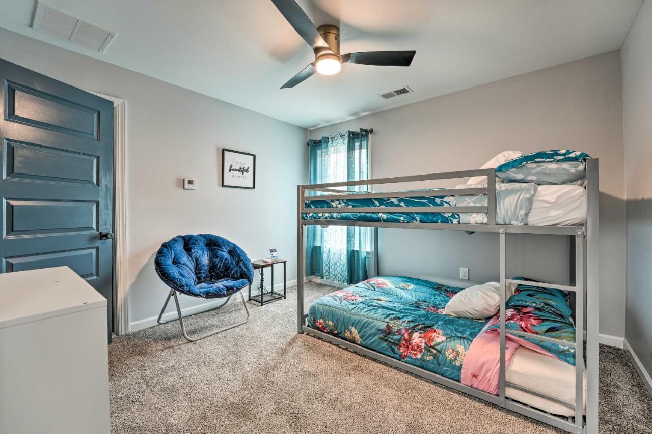 Holiday home Chic With Deck About 2 Mi To Dtwn! *